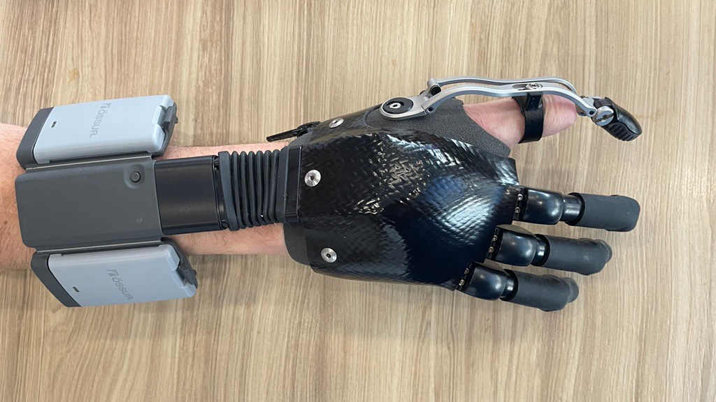 The end-user is wearing three i-Digits and one MCPDriver.